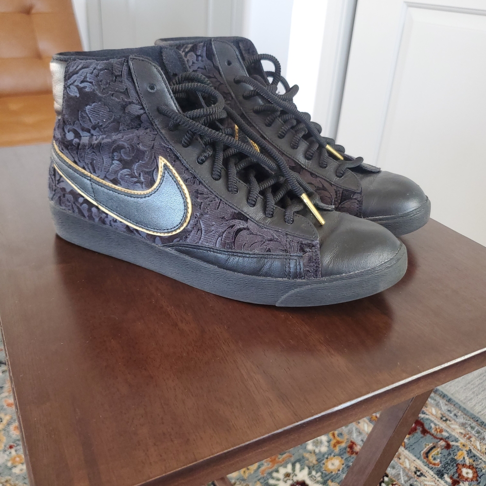 Nike Women'sv Blazer Mid Velvet Black and Gold